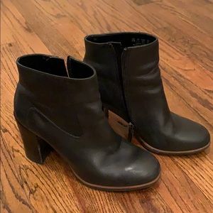 Franco Sarto -Gorgeous black leather heeled boots